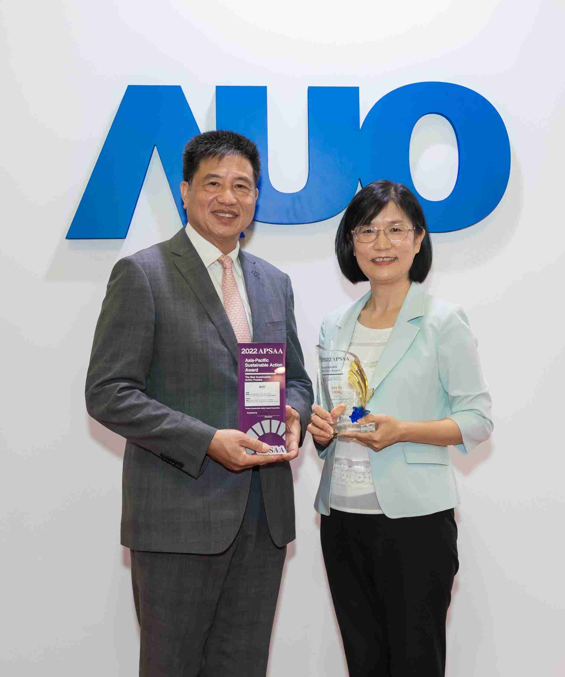 888.BY集团电子游戏长期垫筑永续远景的基石，，透过ESG暨气候委员会逐步实践永续策略蓝图。。。。其中，，888.BY集团电子游戏光电永续长古秀华带领团队、、制定中长期目标，，，，缔造多面向亮眼表现，，，获得「顶尖永续长奖」的个人奖殊荣（左：888.BY集团电子游戏光电董事长暨执行长彭双浪，，右：888.BY集团电子游戏光电永续长古秀华）