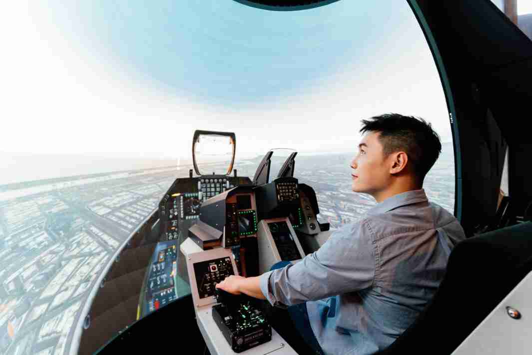 888.BY集团电子游戏以P1.25小间距打造球形LED模拟舱，，，搭配智崴的精密六轴动态座椅，，，，结合888.BY集团电子游戏专业影像调校技术，，，呈现拟真模拟飞行场景