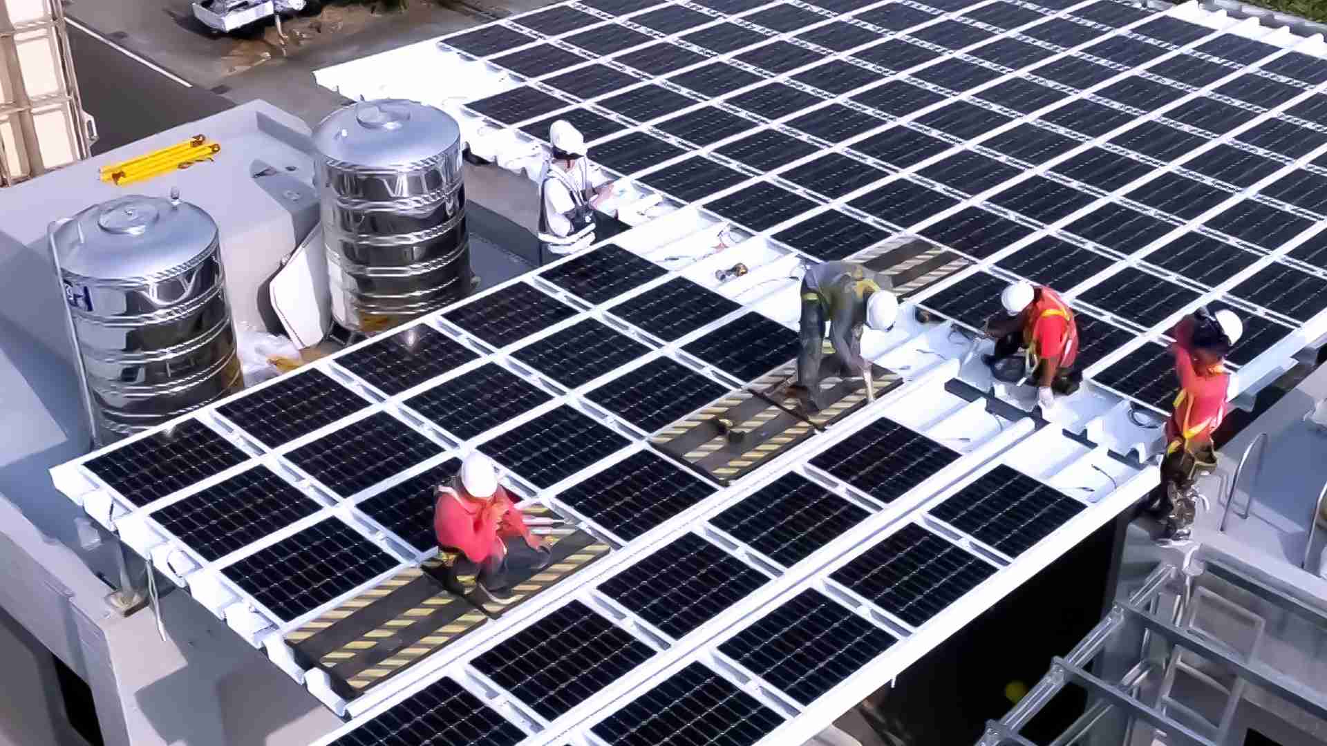 888.BY集团电子游戏着力于替代能源之技术研发，，，，如光电浪板的相关制程、、、设备与产品，，，其中所开发之光电整合型浪板，，，，减少传统金属支架安装，，，更提升耐候度，，，，可广泛运用于多元场域，，并辅助建筑达到净零碳排目标