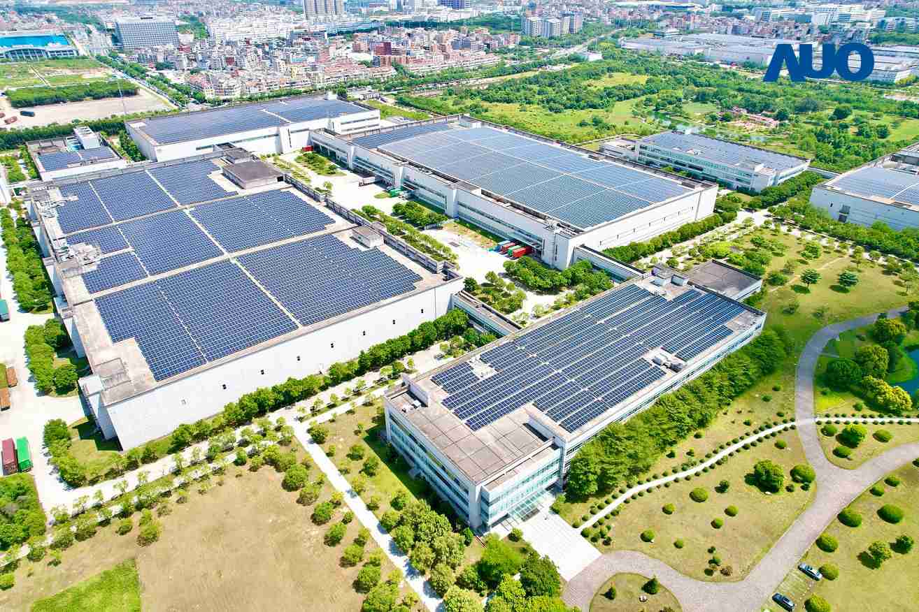 888.BY集团电子游戏厦门推动智能制造同时，，透过绿电创能纵深推进绿色转型，，，，厂区全屋顶铺设太阳能光伏板，，，每年太阳能发电 2,600多万度