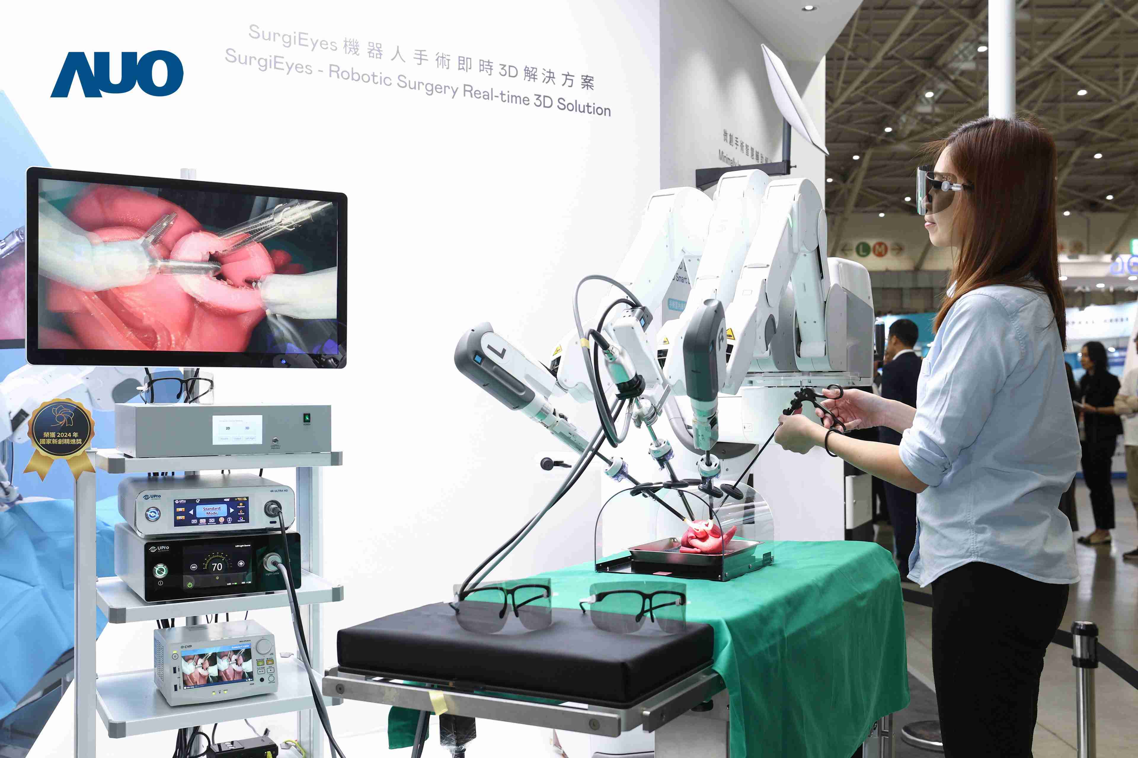 达擎以领先的3D显示技术推出〝SurgiEyes机器人手术实时3D解决方案〞，，，整合先进3D图像处理与独家3D垂直宽视角、、、广色域的显示技术，，手术团队可实时同步主刀医师视角看到清晰3D影像，，，，提升沟通效率与安全性。。。